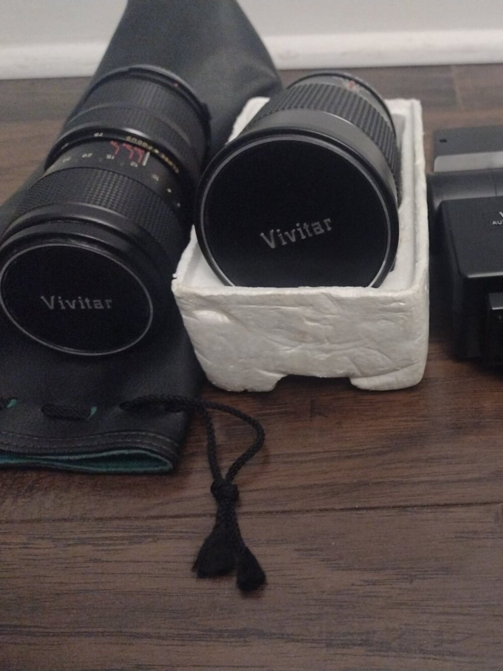 Lot of 4 Vivitar camera lenses, flash, leather bags
